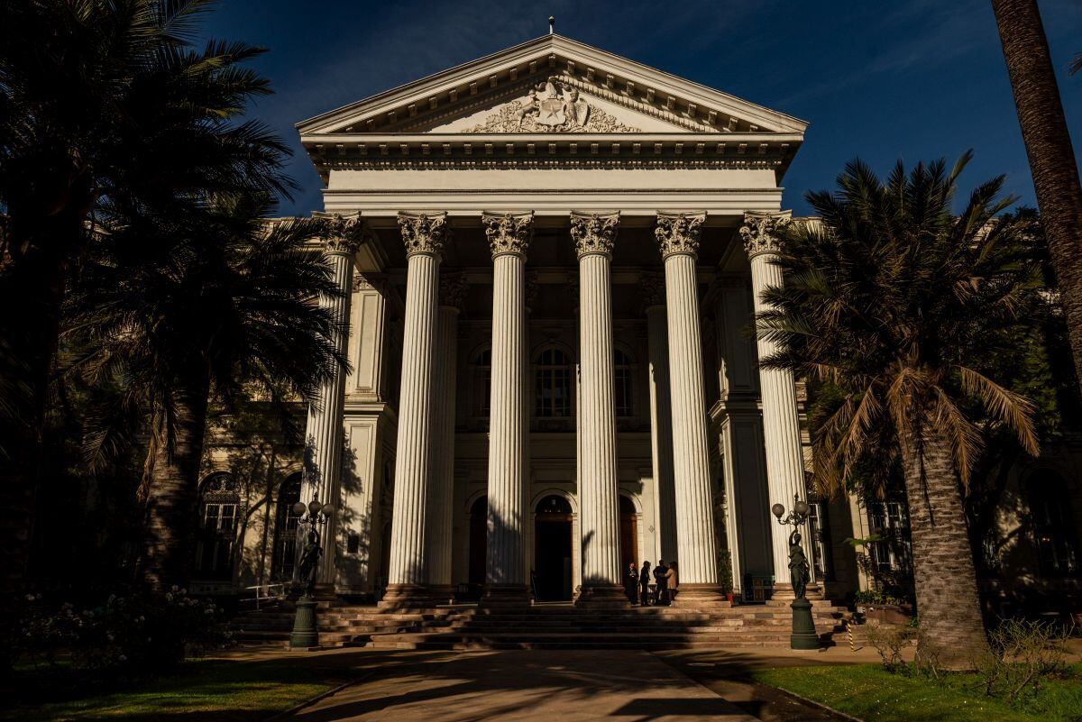 El Palacio del Antiguo Congreso Nacional en Santiago de Chile, el jueves 4 de junio de 2026. El nuevo gobierno chileno está poniendo en riesgo la reputación de prudencia fiscal que el país ha ganado con tanto esfuerzo al solicitar autorización para vender miles de millones de dólares en deuda adicional este año, declaró el presidente de la Cámara de Diputados. Fotógrafo: Cristóbal Olivares/Bloomberg