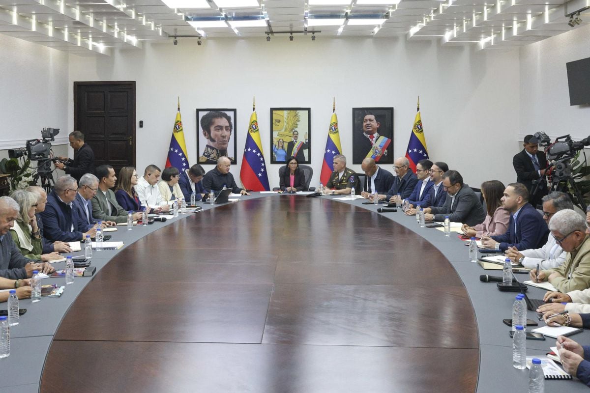 Fotografía cedida por el Palacio de Miraflores de la presidenta encargada de Venezuela, Delcy Rodríguez (c), hablando durante un acto de gobierno con los ministros de su gabinete, en Caracas. Foto: EFE/ Daniela Millan/ Palacio de Miraflores
