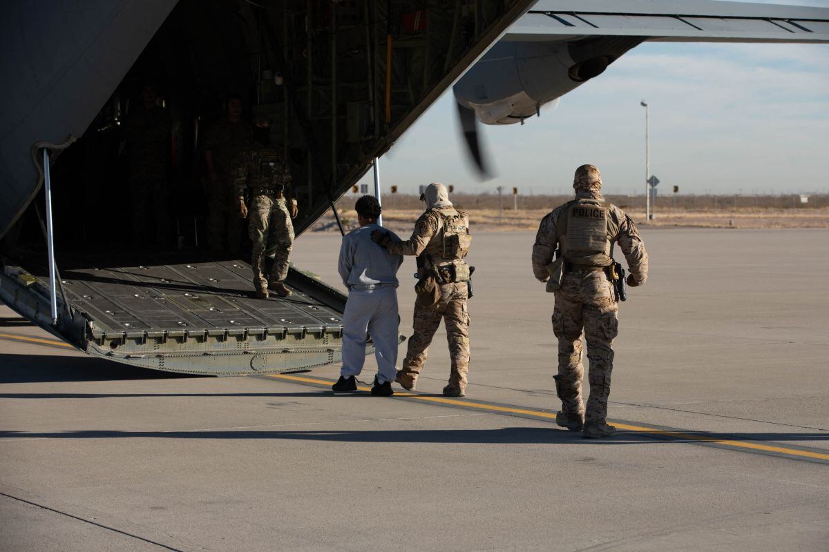 El Comando Norte de EE.UU. y al Comando de Transporte de EE.UU. apoyando los vuelos de deportación del ICE mediante un puente aéreo militar en Fort Bliss, Texas, el 7 de febrero de 2025 (Foto: Especialista Le'Kalveon Pipkins / Departamento de Defensa de EE. UU. / AFP)