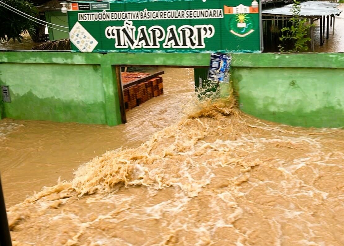Colegio Iñapari inundado por las intensas lluvias. Foto: Difusión GEC.