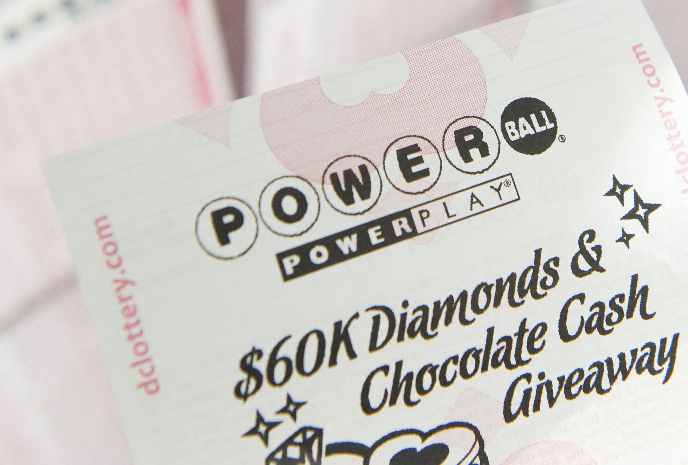 En esta nota conocerás los resultados del sorteo del Powerball del lunes 15 de diciembre y descubrir si alguien se quedó con el premio mayor. (Foto: SAUL LOEB / AFP)