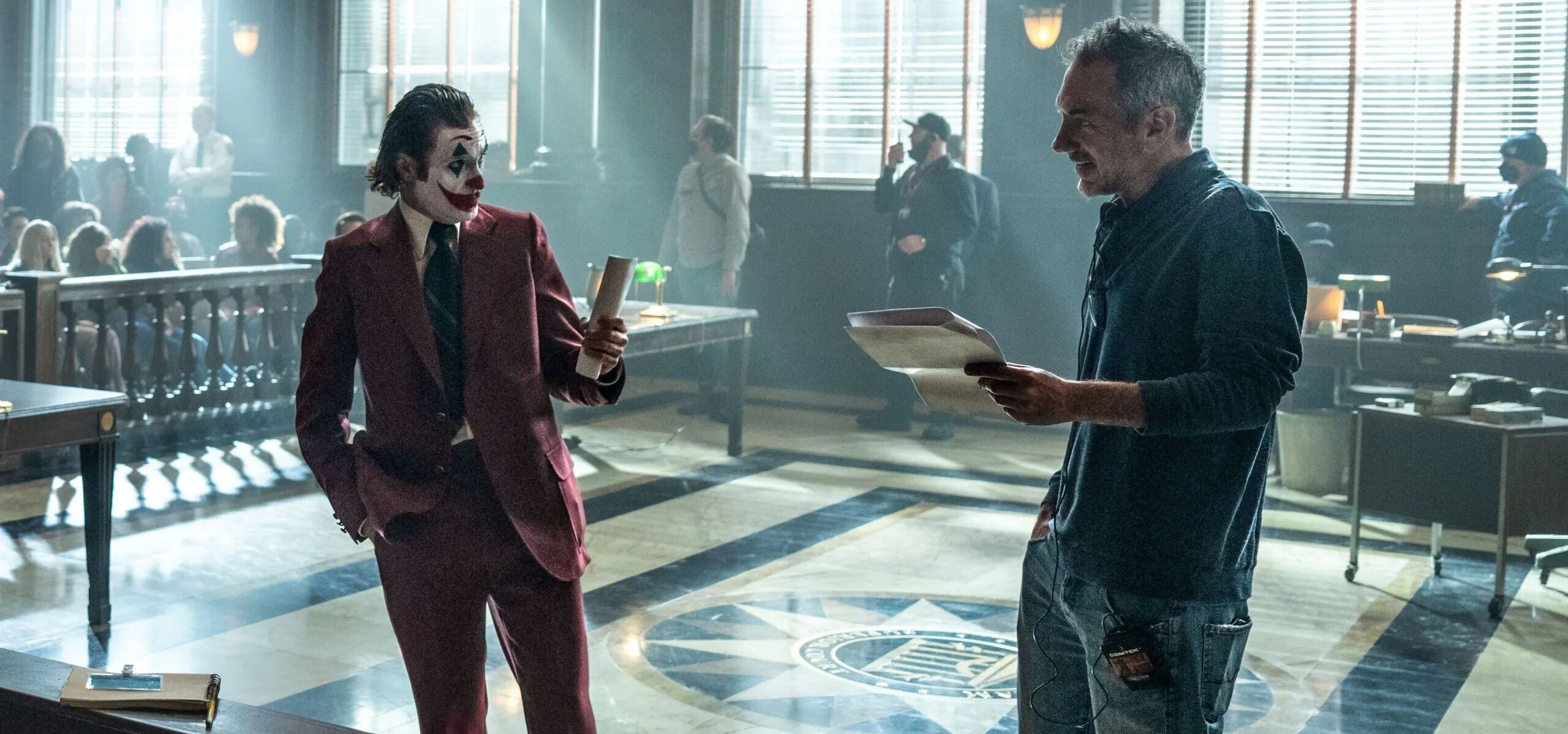 Joaquin Phoenix y el director Todd Phillips en el detrás de cámaras de la película "Joker: Folie à Deux" (Foto: Warner Bros.)