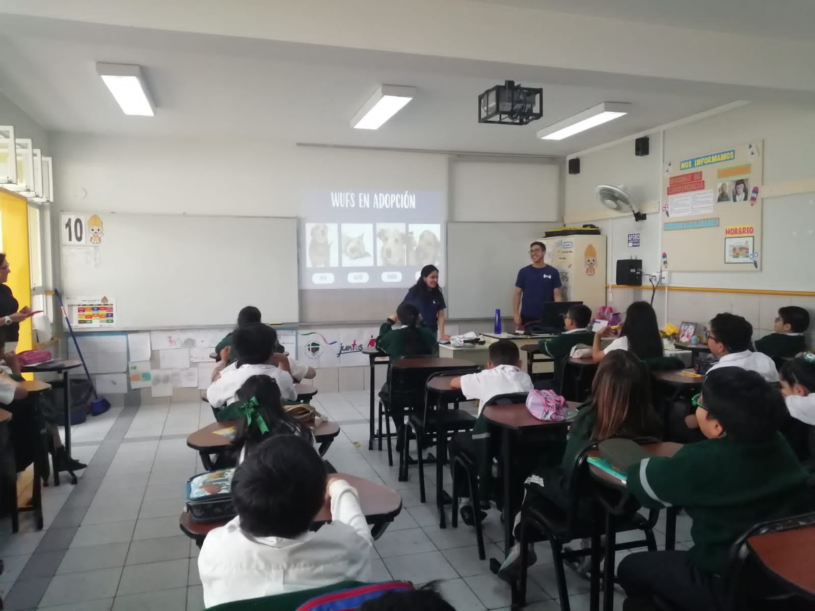 Los estudiantes participan con atención en una charla de WUF, donde conocen la importancia de la empatía, el respeto y la tenencia responsable de animales.