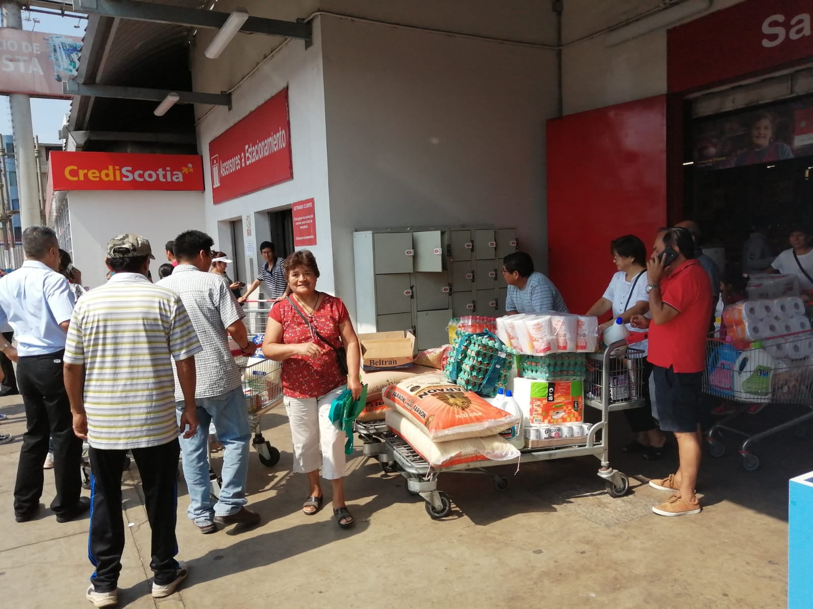 Uno de cada cinco negocios mayoristas afirma abastecerse tanto de fabricantes como del canal moderno. Foto: Andina