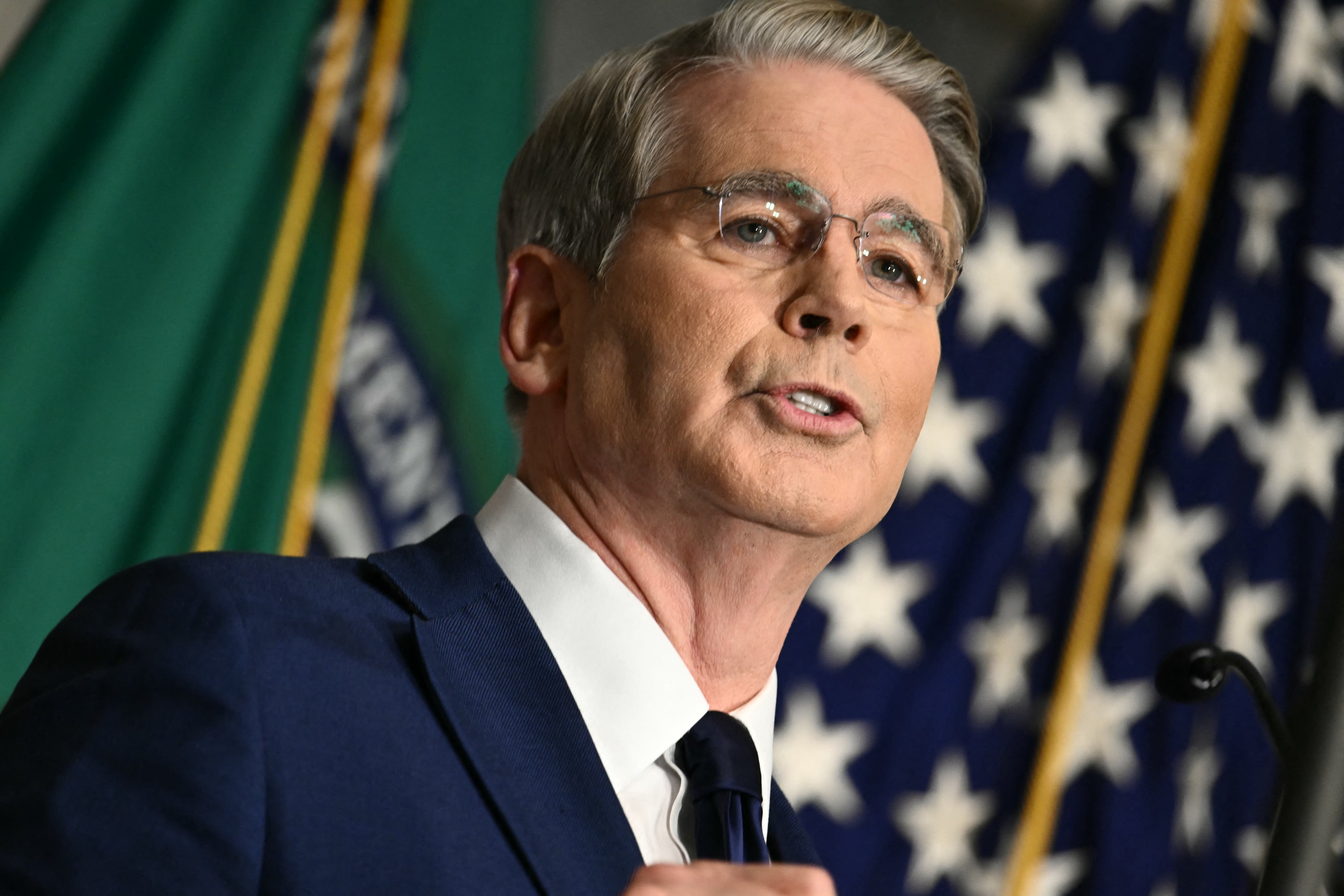 El secretario del Tesoro de Estados Unidos, Scott Bessent, habla durante una conferencia de prensa en Washington, D.C., el 24 de agosto de 2026, sobre sanciones a Irán. (Foto de Kent NISHIMURA / AFP).