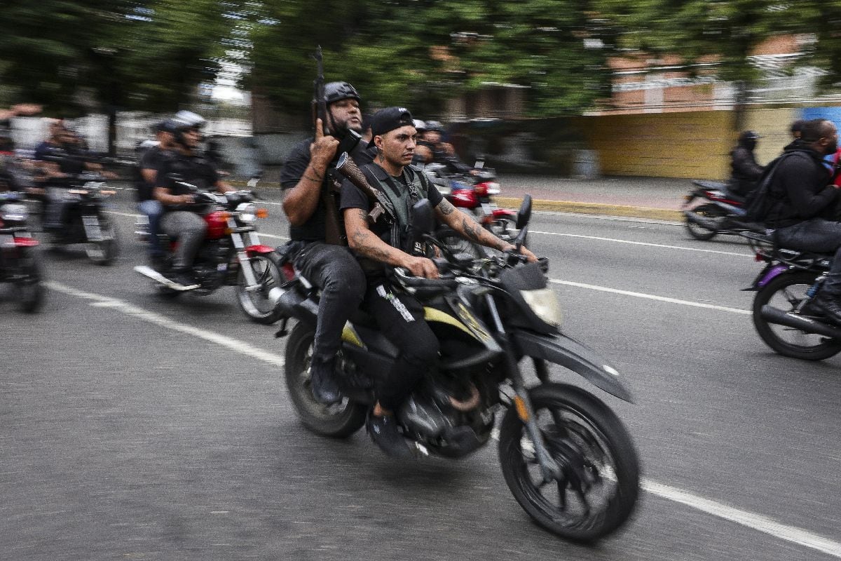 Una caravana de hombres armados en motocicletas recorre las principales calles de Caracas el 4 de enero, un día después de la captura de Nicolás Maduro por parte de las fuerzas estadounidenses.