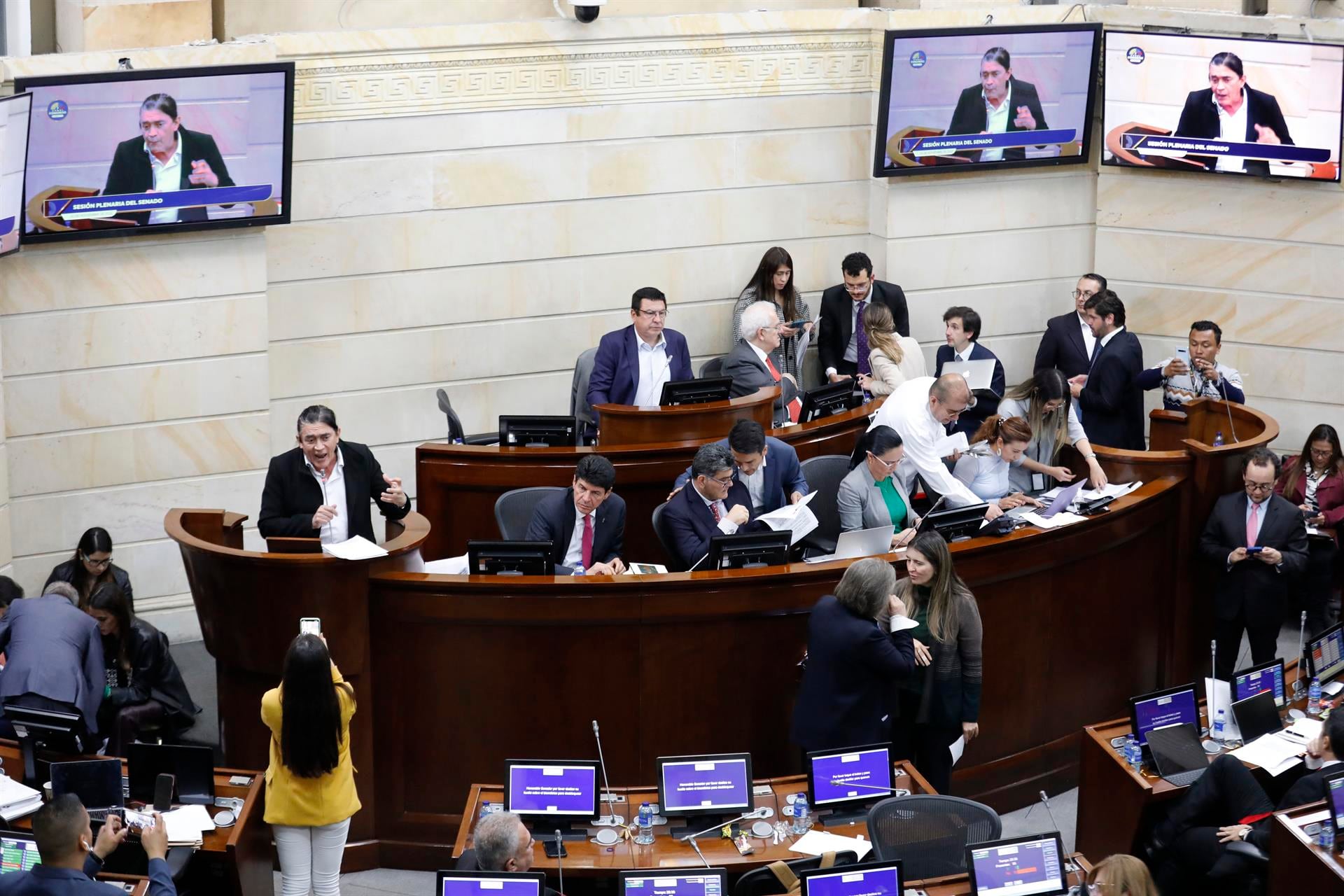 Inicialmente la propuesta la rechazó el Consejo Nacional Electoral (CNE), por considerarla inconstitucional, pero finalmente adoptaron un modelo híbrido que sí se aprobó. (EFE/ Carlos Ortega).