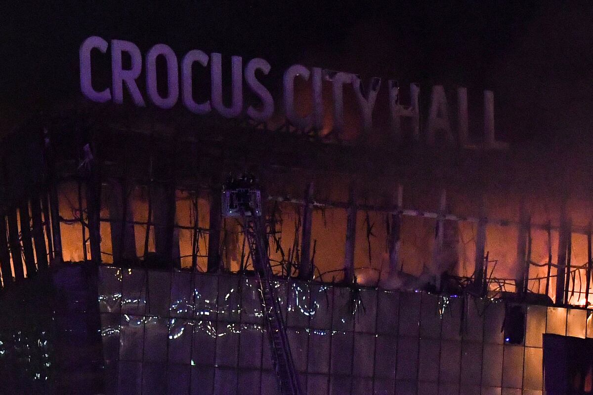 Los bomberos de Rusia extinguen un gran incendio en la sala de conciertos Crocus City Hall tras el atentado terrorista en Krasnogorsk, en las afueras de Moscú, el 22 de marzo de 2024.(Foto de Olga MALTSEVA / AFP).