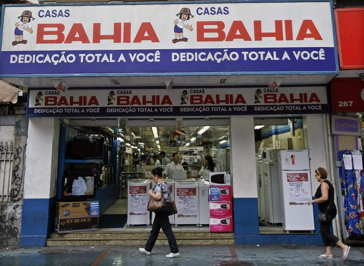 Fotografía de archivo en la que se captó la entrada de una sede de la cadena de tiendas minoristas Casas Bahía, en Río de Janeiro (Brasil). La minorista brasileña dijo que su situación financiera se había deteriorado debido a las altas tasas de interés, el endurecimiento del crédito y el aumento de los costos de financiamiento. Foto: Antonio Lacerda/EFE
