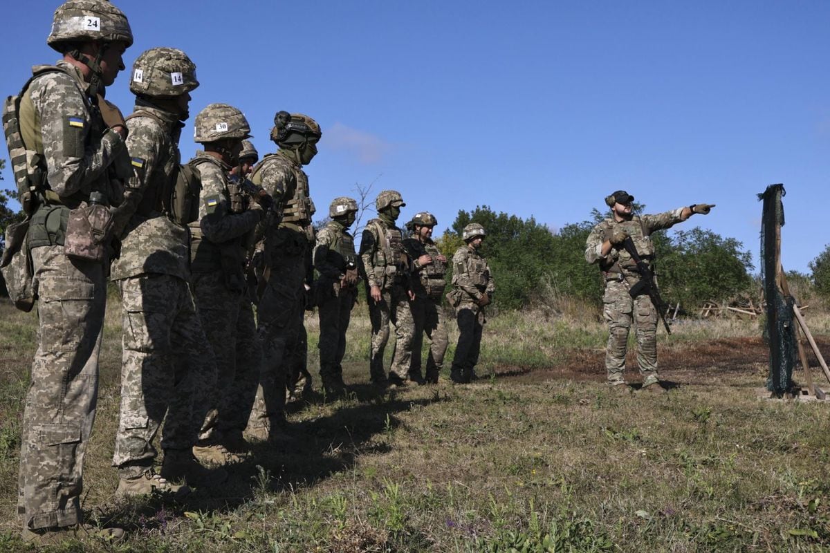 Una fotografía de las Fuerzas Armadas de Ucrania muestra a reclutas ucranianos practicando habilidades militares en la región de Zaporizhzhia, en el sureste de Ucrania, el 25 de agosto de 2025. Foto: EFE/EPA/SERVICIO DE PRENSA DE LA 65.ª BRIGADA MECANIZADA DE UCRANIA