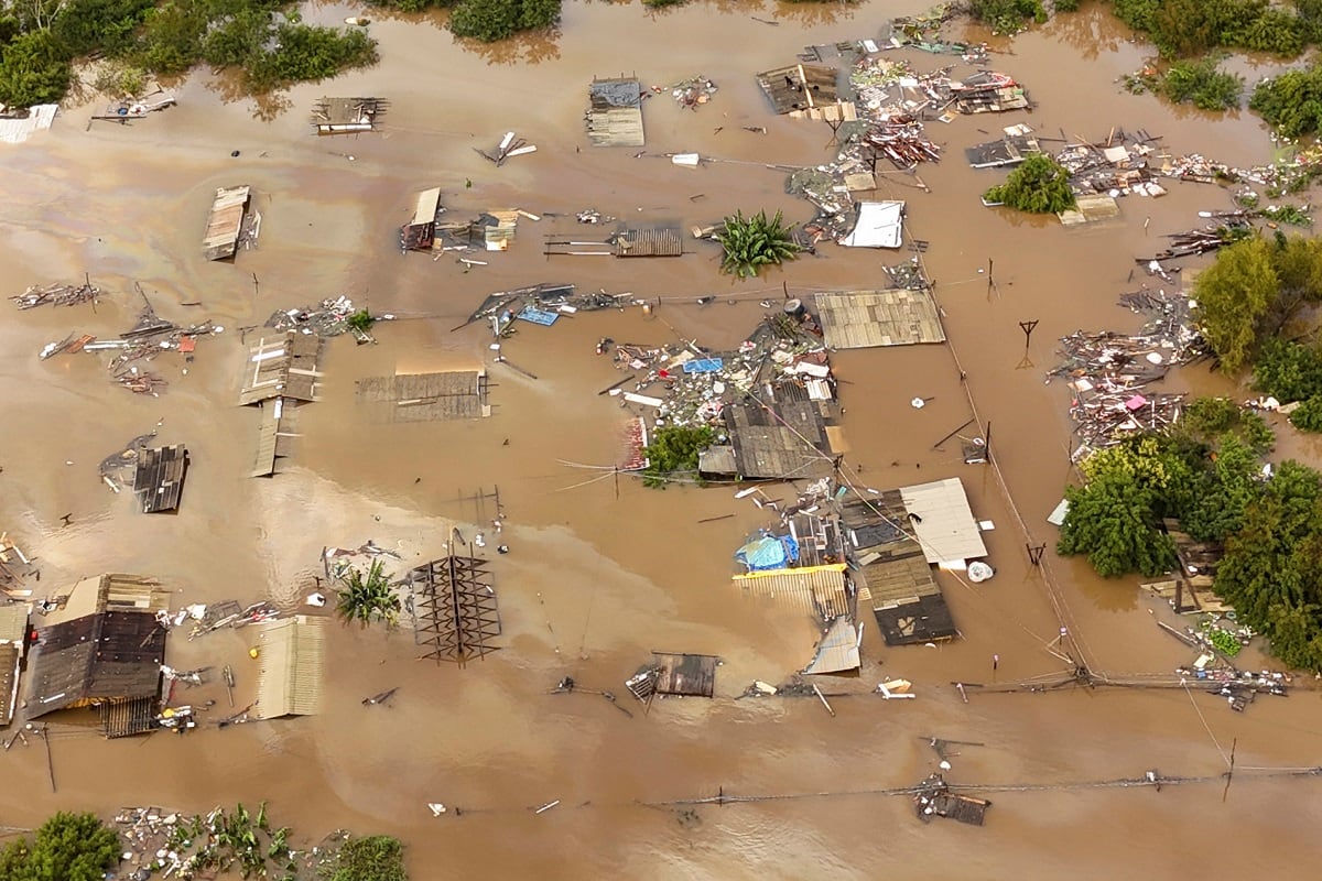 Vista aérea de calles inundadas en el barrio Navegantes en Porto Alegre, estado de Rio Grande do Sul, Brasil, el 4 de mayo de 2024. (Foto de Carlos Fabal / AFP)