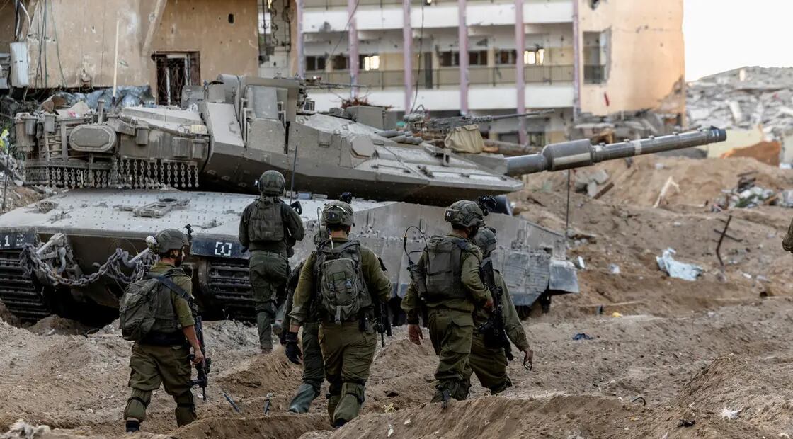 Soldados israelíes caminan entre escombros, en medio de la invasión terrestre en curso contra el grupo islamista palestino Hamas en el norte de la Franja de Gaza. (Foto: Reuters)