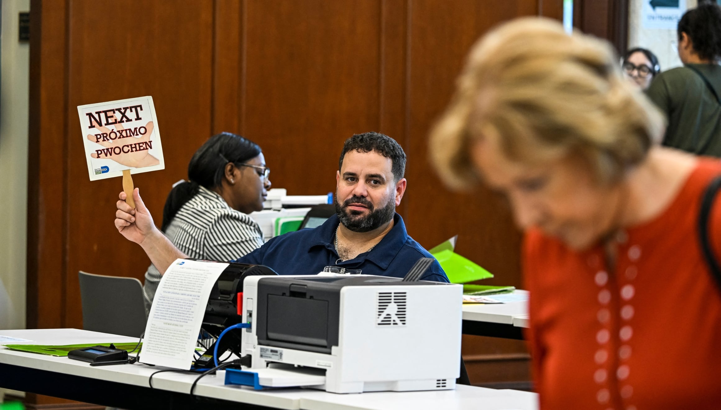 Un trabajador electoral en las últimas votaciones en el estado de Florida (Foto: AFP)