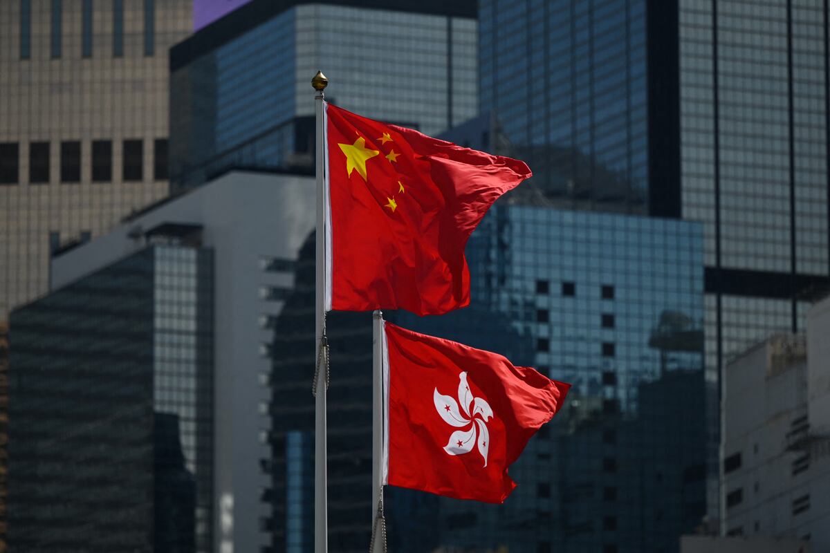 Las banderas de Hong Kong y China ondean en Hong Kong. (Foto: AFP)