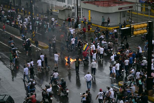 Venezuela: protests in Caracas neighbourhoods against Maduro’s re-election Venezuela: protests in Caracas neighbourhoods against Maduro’s re-election