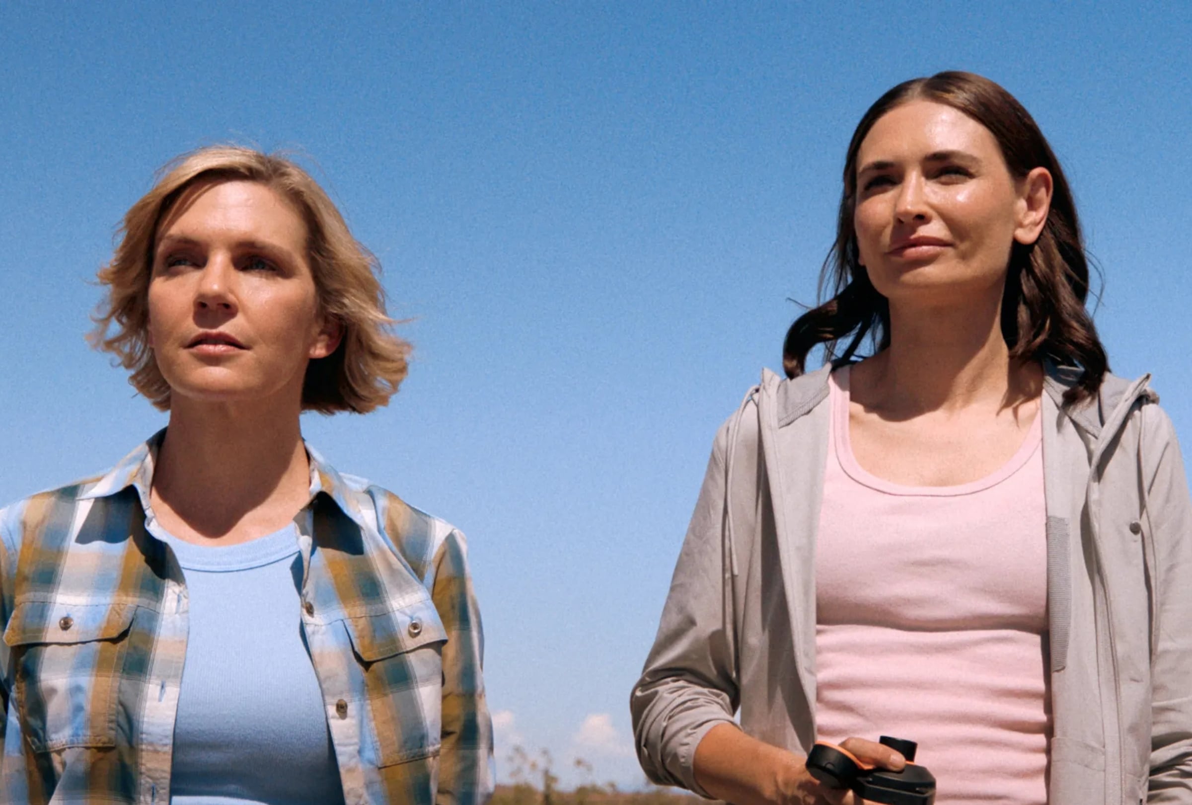 Rhea Seehorn como Carol Sturka y Karolina Wydra como Zosia en la serie "Pluribus" (Foto: High Bridge Productions / Sony Pictures Television / Apple TV)