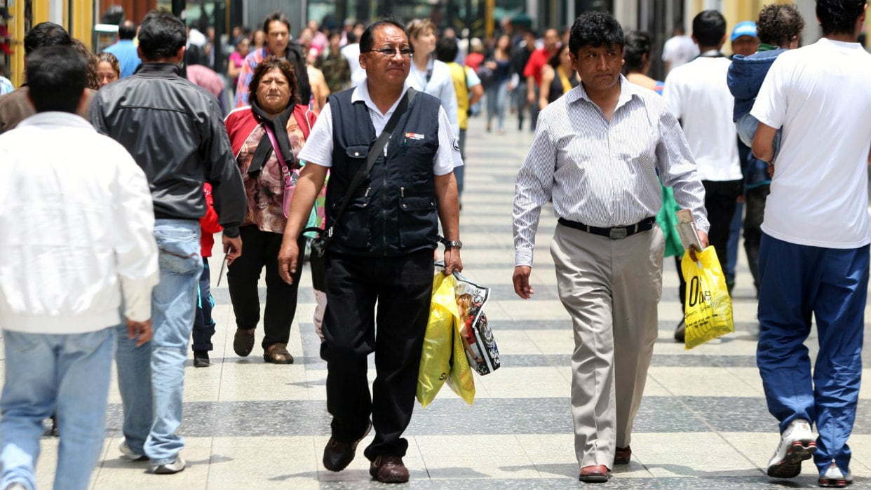 el salario promedio cerró el tercer trimestre con una caída de 3.8%, lo cual representa una pérdida de aproximadamente S/ 90 para los bolsillos de los trabajadores. (Foto: Andina).