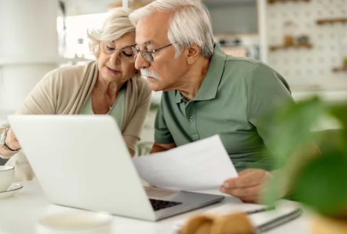 ¿Tienen 65 años y declaran juntos? El IRS les permite deducir hasta 12,000 dólares en impuestos (Foto: Freepik)
