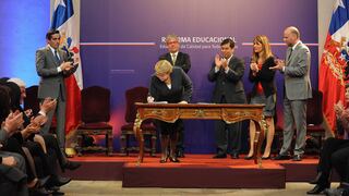 Bachelet firma y envía al Congreso leyes para reformar la educación en Chile