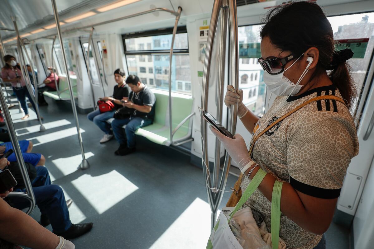 ¿Viajas en transporte público? Conoce cómo reducir el riesgo de contagio de la COVID-19. (Foto: GEC)