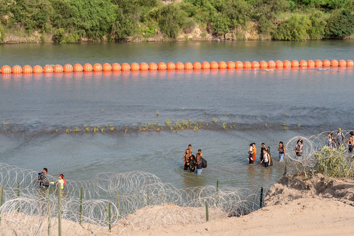 Los inmigrantes que crucen de manera irregular la frontera, a través de pasos como el Río Bravo, podrán ser detenidos hasta por 20 años si son reincidentes (Foto: AFP)