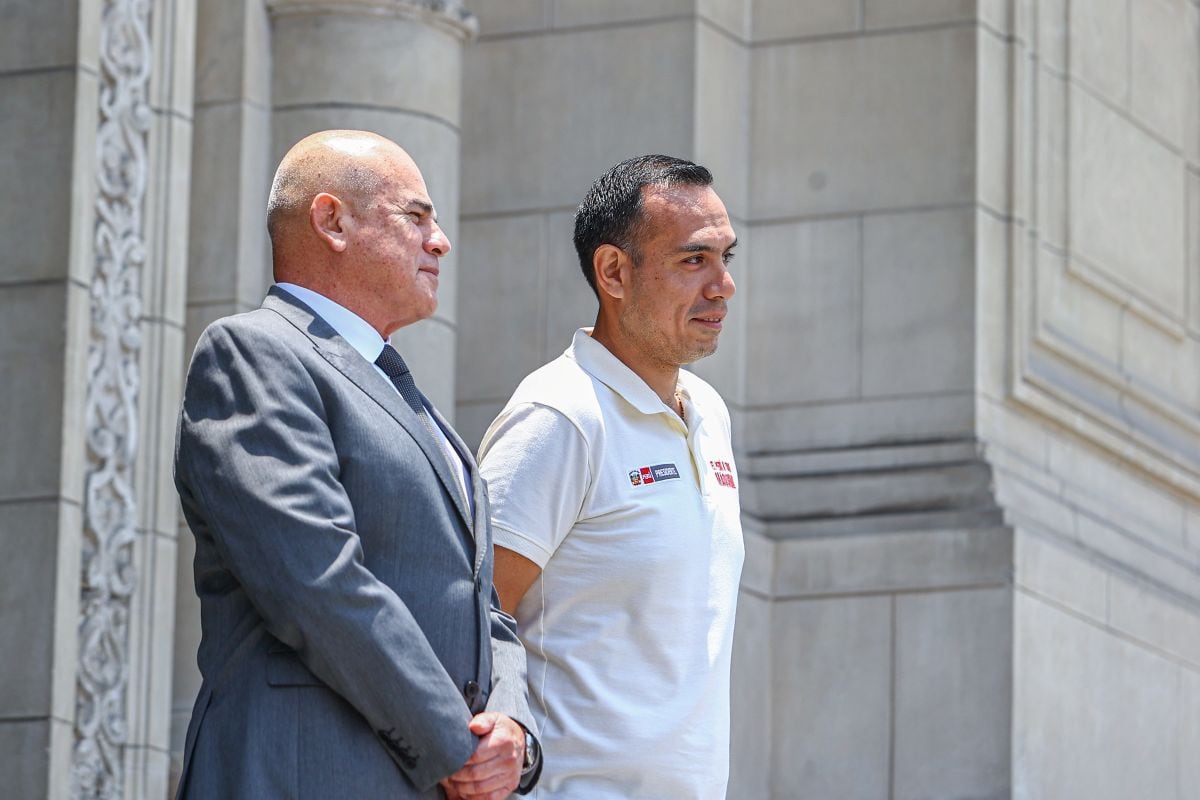 José Jerí, acompañado del titular de la PCM, Ernesto Álvarez, presenciando el cambio de guardia de este martes. Foto: Presidencia.