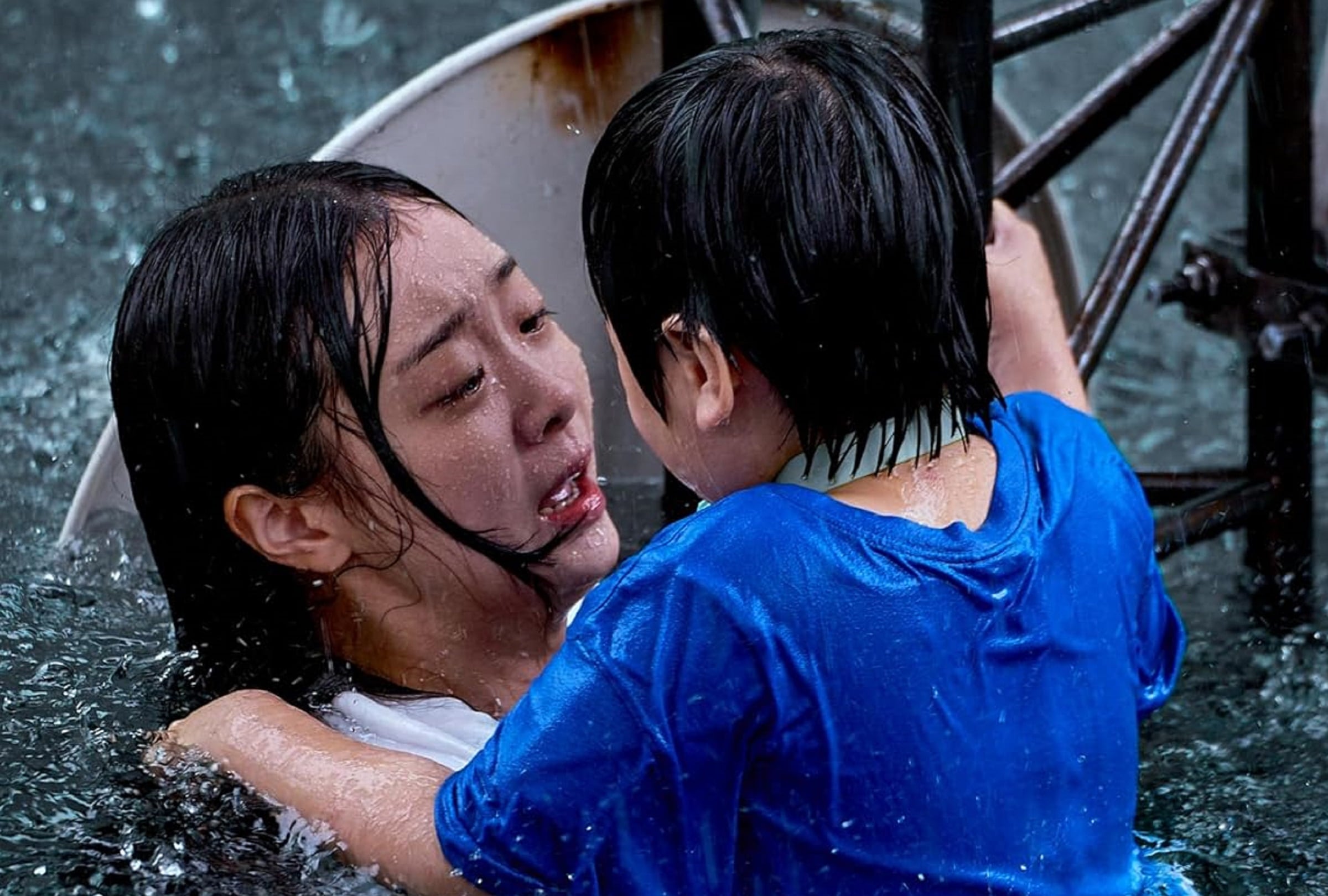 Kim Da-mi da vida a Gu An-na y Kwon Eun-seong da vida a Ja-in en la película coreana "El Gran Diluvio" (Foto: Netflix)