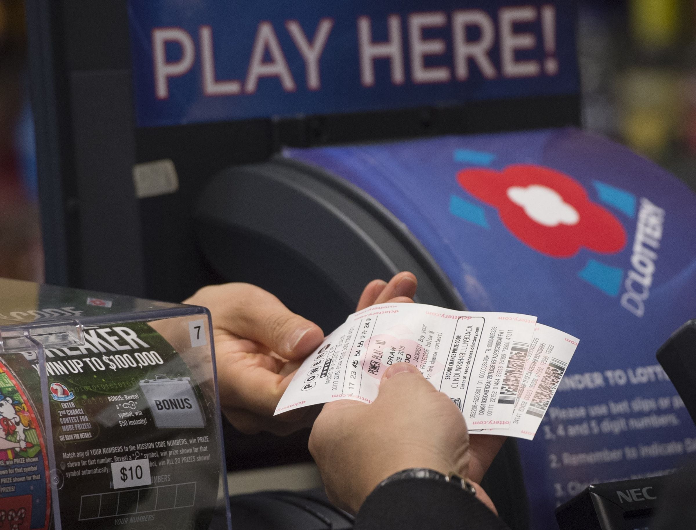 Los plazos límite para la venta de boletos del Powerball varían según la jurisdicción. (Foto: SAUL LOEB / AFP)