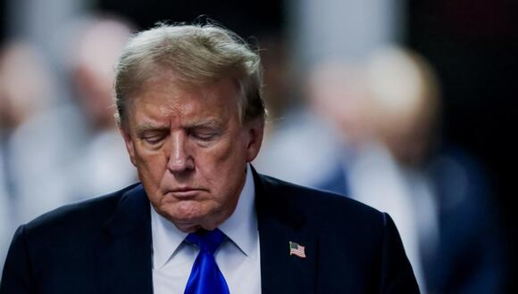 Donald Trump, que este jueves apareció con una corbata azul y un pin con la bandera de Estados Unidos, recibió la noticia con el ceño fruncido y cara triste. (Foto: EFE)