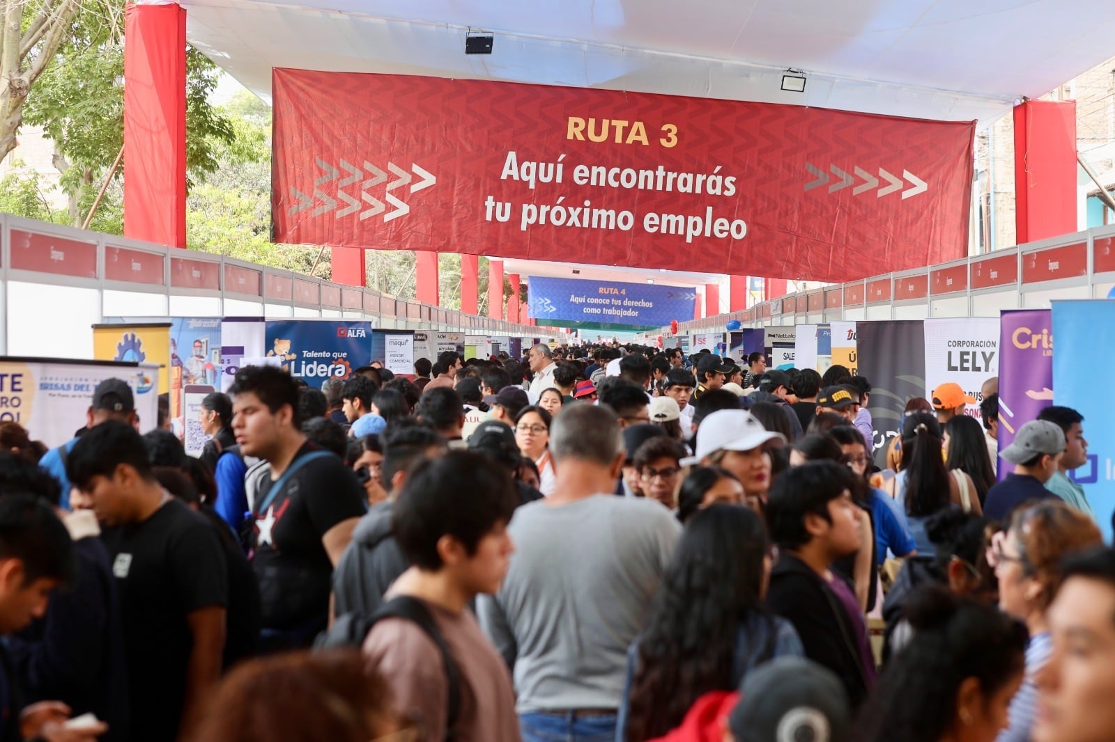 El evento reúne a más de 100 empresas con 6,000 vacantes de empleo, dirigido a personas con discapacidad, adultos mayores y jóvenes. Foto: MTPE.