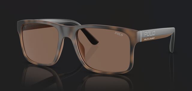 Polo Ralph Lauren: El marco de color marrón mate habana agregará un toque instantáneo de sofisticación a cualquier conjunto. Este lente brinda una apariencia atemporal, mientras que la forma irregular agrega un elemento de singularidad a estos tonos de diseñador. Realzadas por su acabado mate y detalles distintivos, esta montura sigue la tradición como la innovación para una apariencia que siempre está a la moda. Ideal para rostros ovalados, cuadrados, redondos, con forma de corazón. Color de montura: Marrón mate habana. Color de lunas: Marrón. (Vision Center)