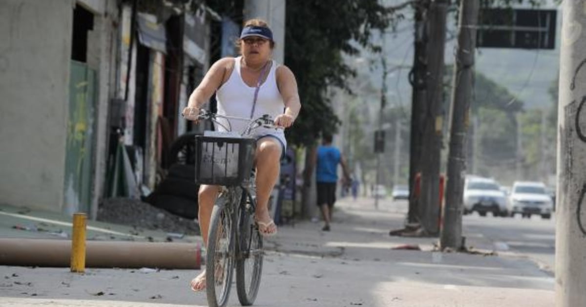 Luis Quispe Candia, presidente de la ONG Luz Ambar recomienda a los ciclistas no circular en una avenida donde no hay ciclovía. si bien el reglamento les permite que vayan pegados al separador central. Foto: andina