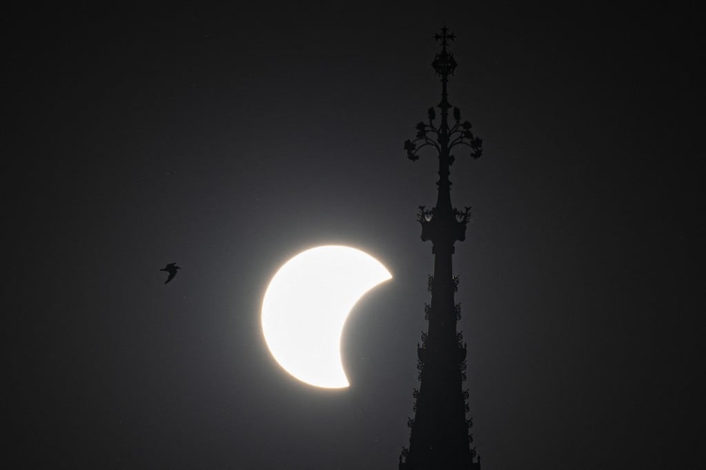 El eclipse solar total del 12 de agosto de 2026 dejó imágenes espectaculares mientras su sombra recorría zonas de Groenlandia, Islandia y España. (Foto de Rasid Necati Aslim / Anadolu vía AFP)
