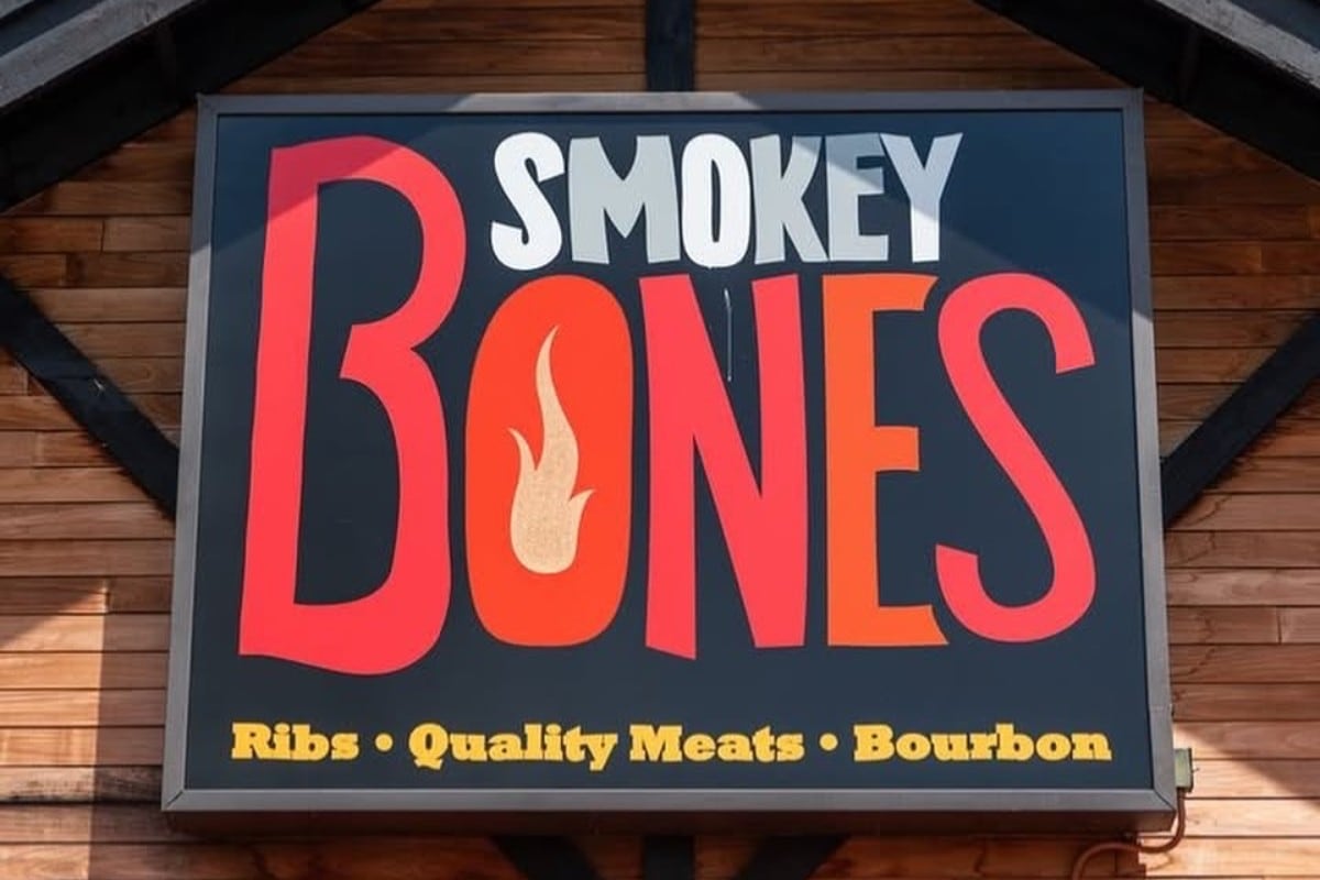 Tras acogerse a la ley de bancarrota, la cadena de barbecue acelera la clausura de sucursales de forma repentina, dejando a empleados y clientes sorprendidos en varios estados. (Foto: @smokeybonesbar / Instagram)