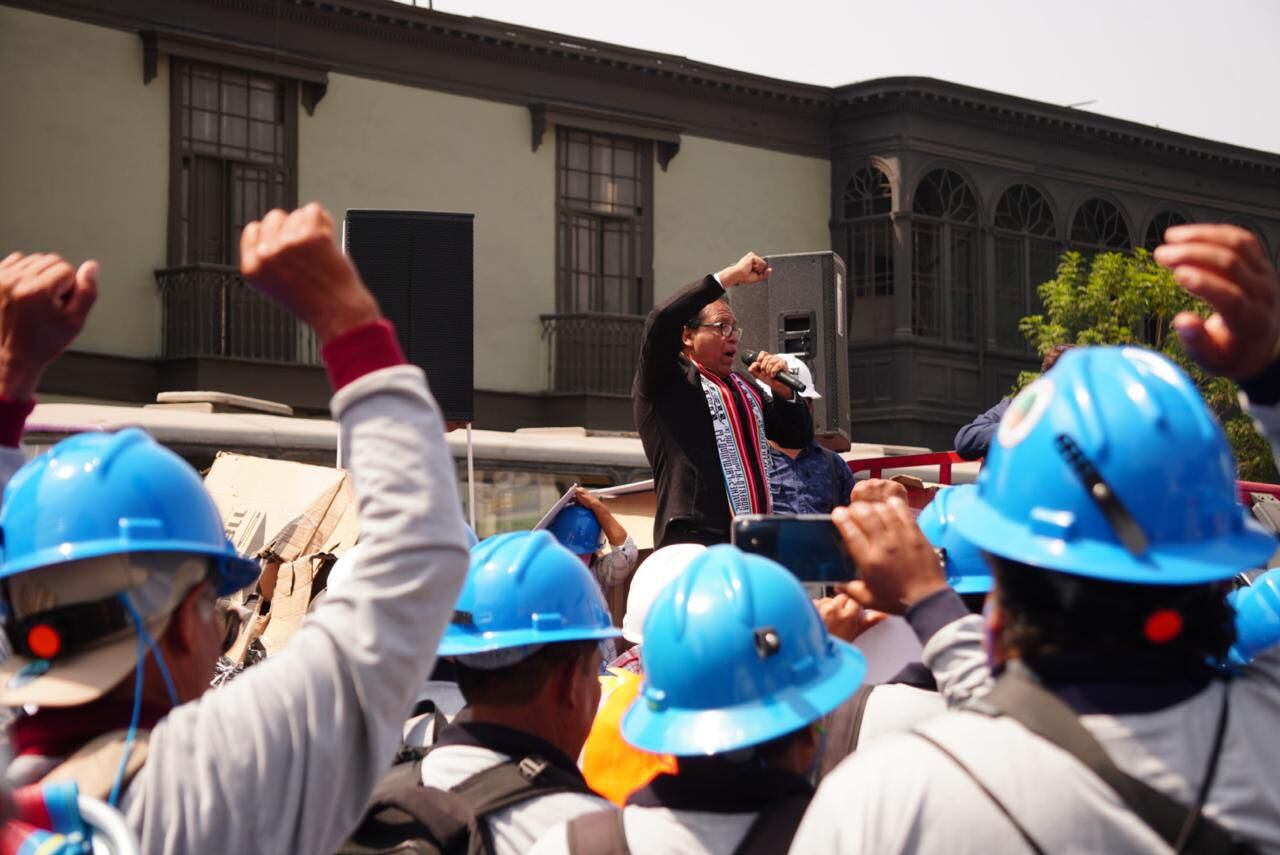 La bicameralidad puede convertirse en un mecanismo de contención frente a proyectos de ley que respondan a presiones políticas o de grupos de interés. En la foto, el excandidato presidencial Roberto Sánchez y mineros en una marcha. Foto: Facebook / Roberto Sánchez