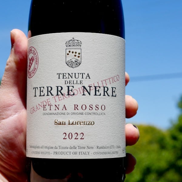 El Etna Rosso San Lorenzo, de Tenuta Terre Nere, fue elegido por el crítico James Suckling como el mejor vino de su ranking 2025. (Foto: Wine decoded)