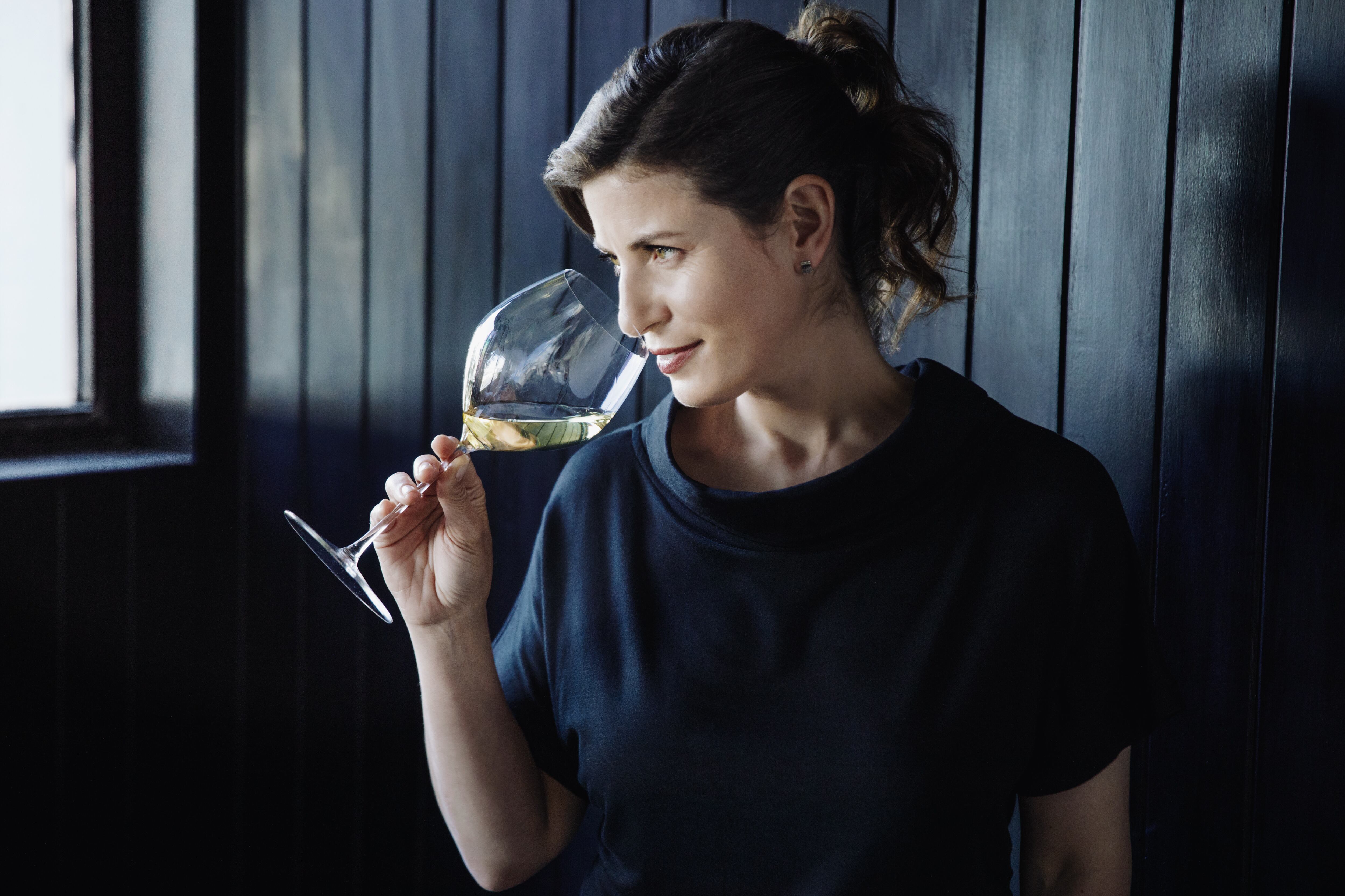 Paz Levinson nació en Argentina y hoy es una de las sommeliers más influyentes del mundo, su enfoque combina profundidad técnica, sensibilidad gastronómica y una mirada contemporánea sobre el vino.