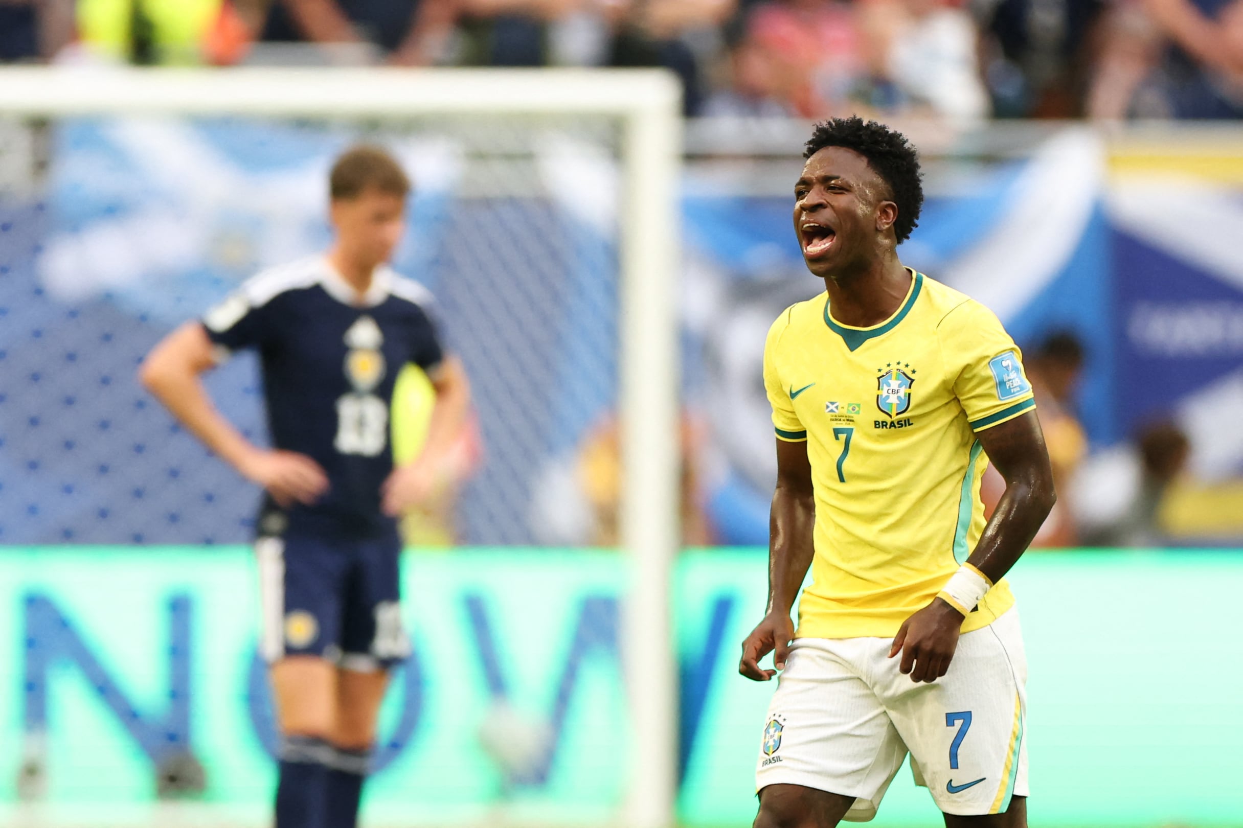 Vinicius Jr., uno de los jugadores más afectados por los mensajes de odio en redes sociales. A raíz de una controversia con Gianluca Prestianni, la FIFA aplica tolerancia cero a quien se cubra la boca mientras discute en el gramado. Foto: PATRICIA DE MELO MOREIRA / AFP