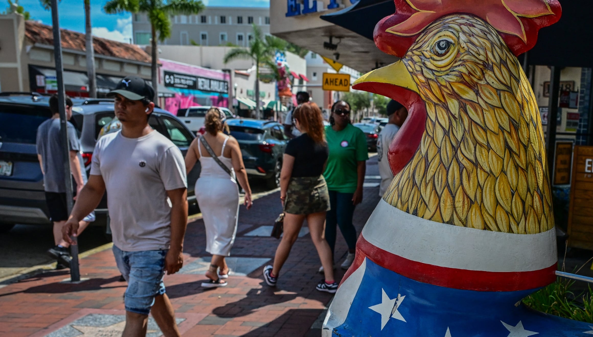 Ciudadanos de Miami caminando por una conocida calle del estado de Florida (Foto: AFP)
