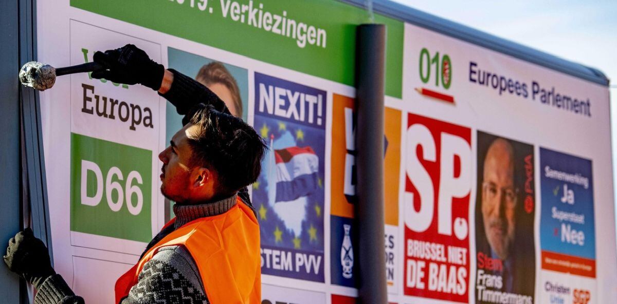 FOTO REFERENCIAL | Un empleado coloca carteles electorales de cara a las elecciones al Parlamento Europeo. |EFE/ Robin Utrecht Imagen: 2/8
