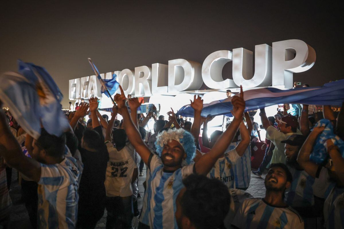Los fanáticos de la selección argentina se congregan en la zona costera de Doha, Qatar, el viernes 18 de noviembre de 2022.