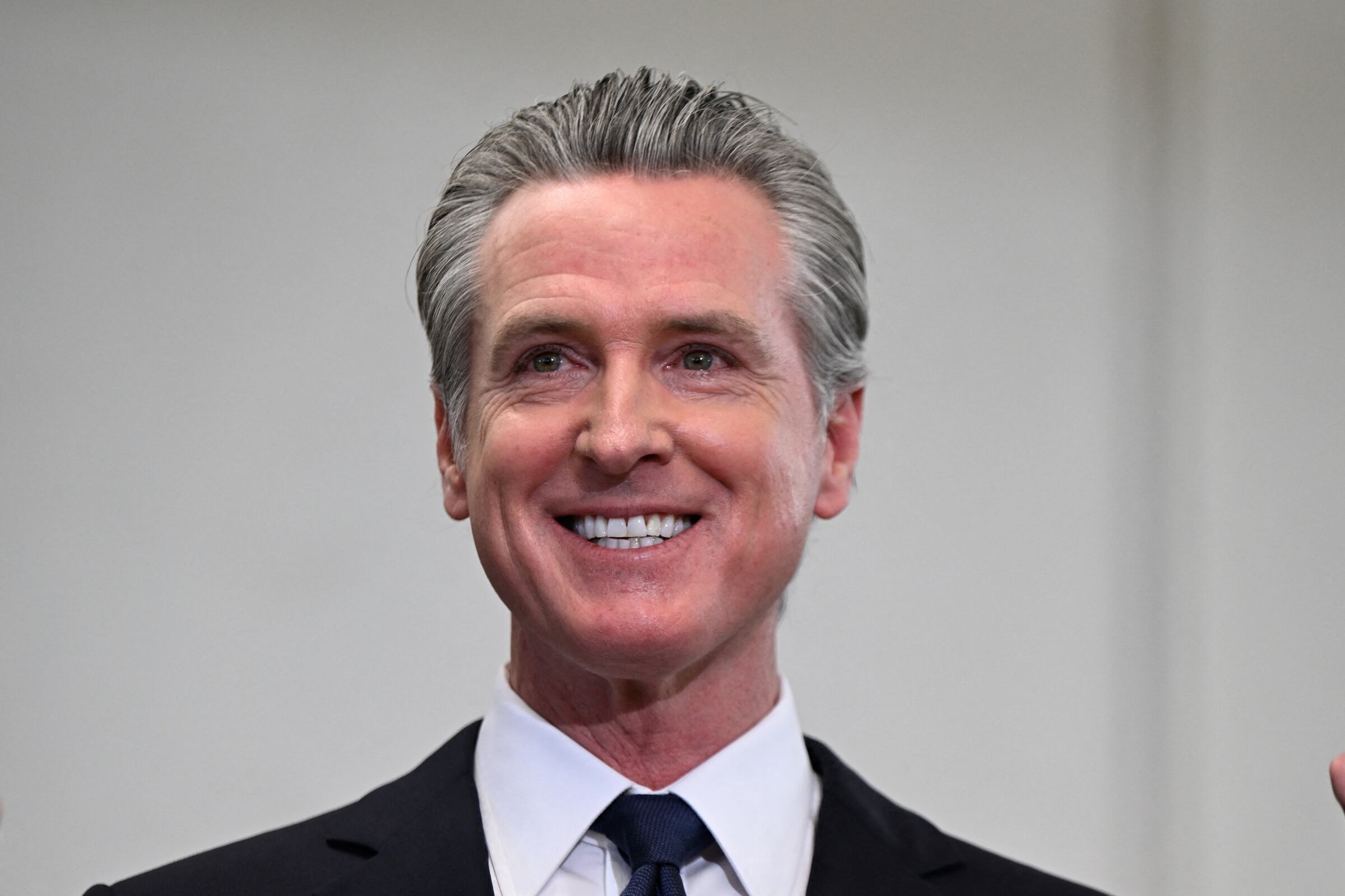 El gobernador Gavin Newsom firmó una ley que podría ser perjudicial para algunos, dependiendo de cómo sea aplicada por los gobiernos locales de California (Foto: AP)