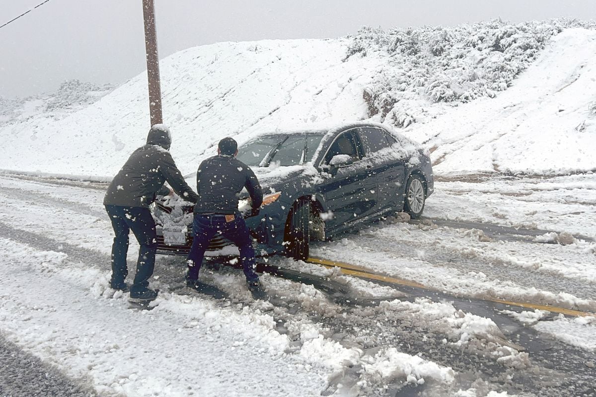 Las carreteras se pueden volver un total peligro en cuestión de minutos debido a la intensa nevada. (Foto: JOSH EDELSON / AFP)