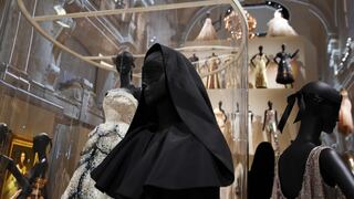 Exposición Christian Dior cosecha éxito inaudito en París