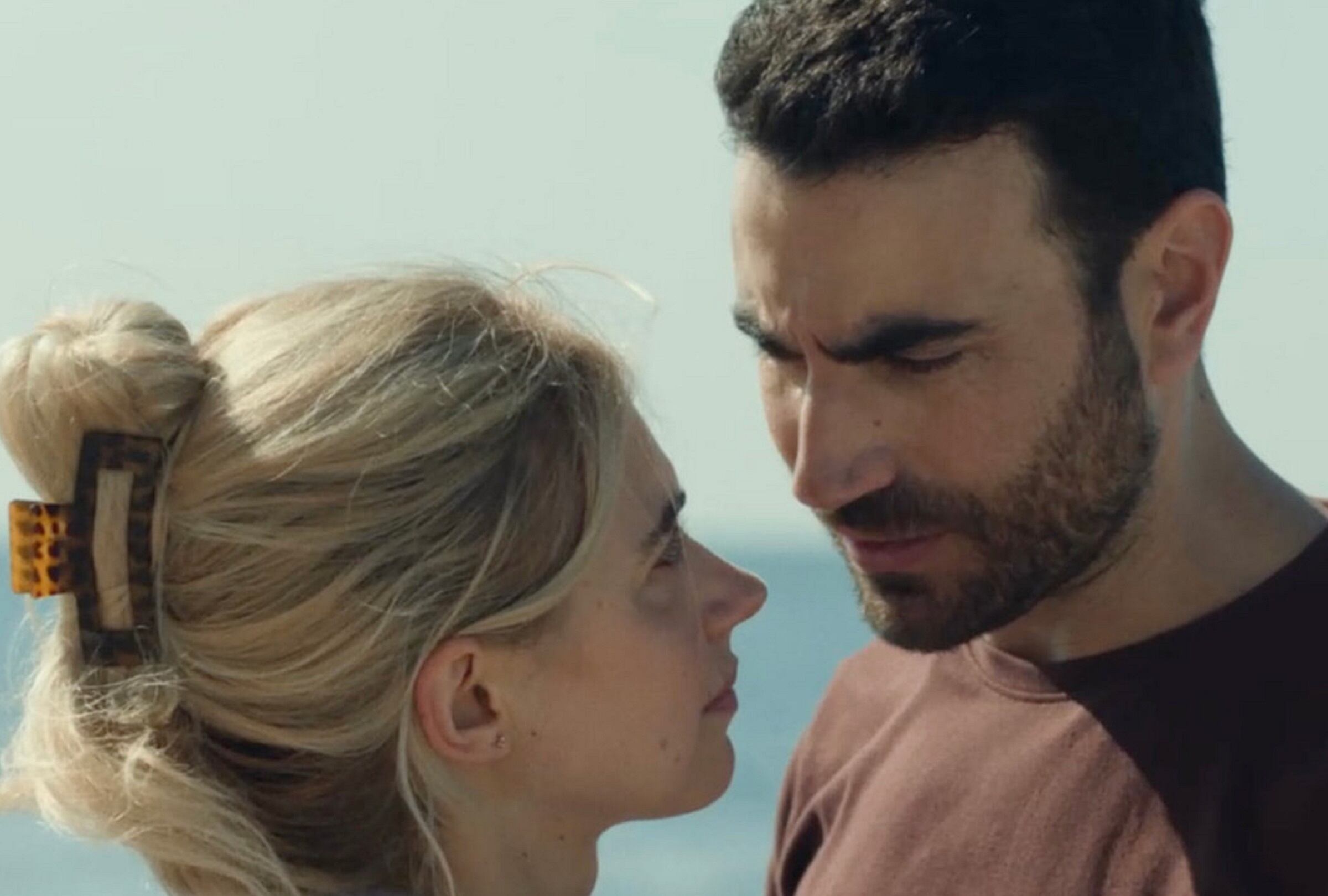 Imogen Poots y Brett Goldstein son los protagonistas de la película "All of You", dirigida por William Bridges (Foto: Apple TV+)