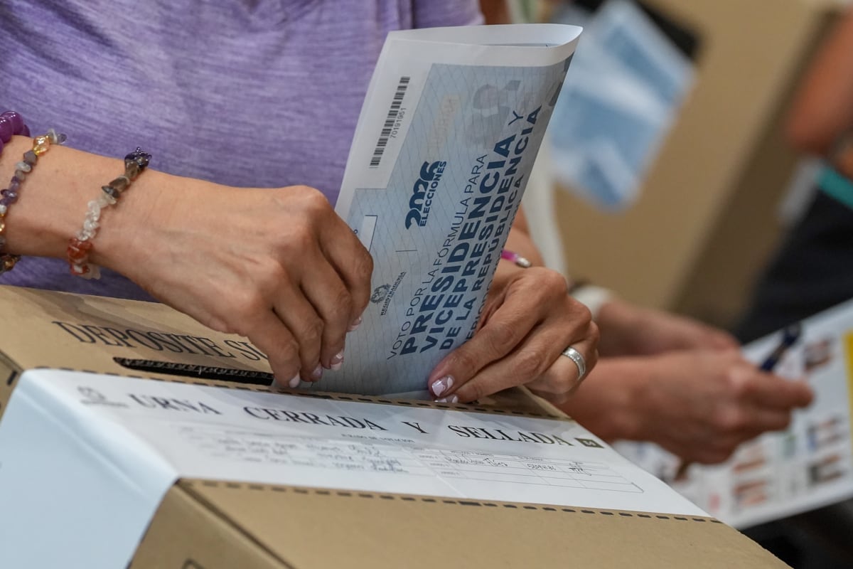 Según los últimos sondeos, el oficialista Iván Cepeda, delfín de Gustavo Petro, ocupa el primer lugar en intención de voto. (Alberto Boal / EFE)