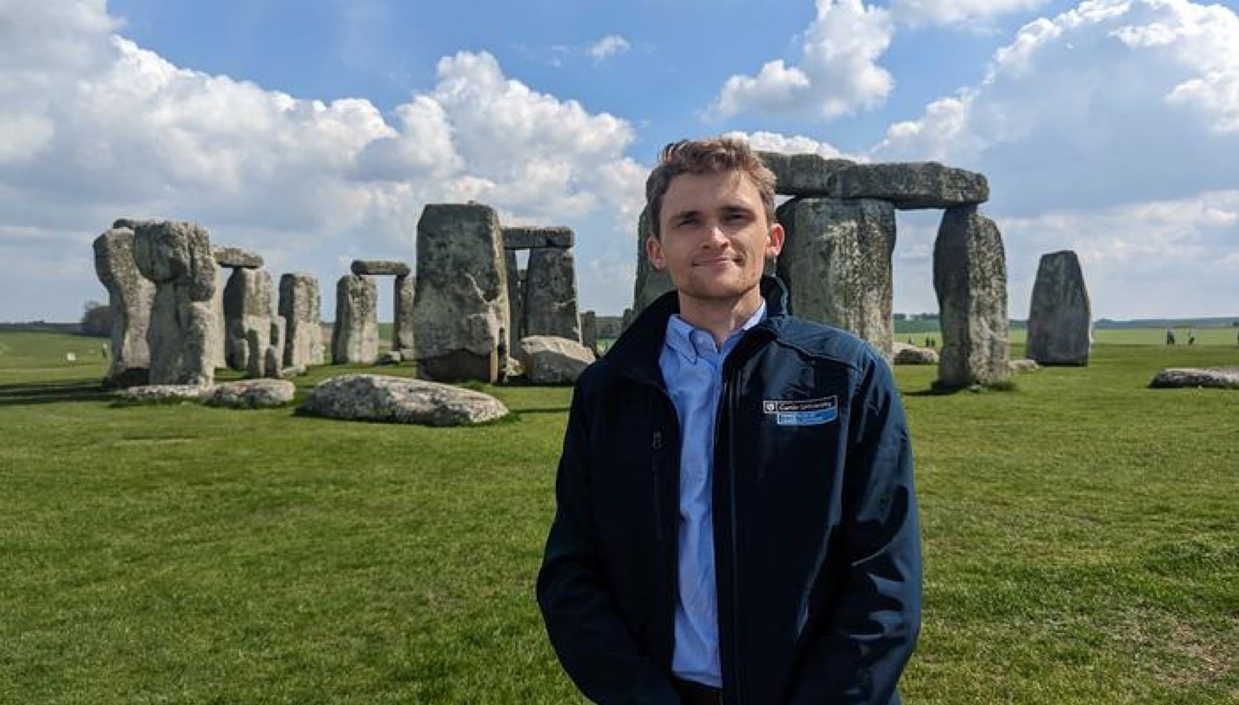 El Dr. Anthony Clarke en Stonehenge, donde participó en la investigación que analiza cómo una piedra de seis toneladas pudo ser transportada cientos de kilómetros por comunidades prehistóricas. | Crédito: Curtin University