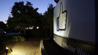 Facebook enfrenta quejas por la caída de sus títulos en su primera reunión de accionistas