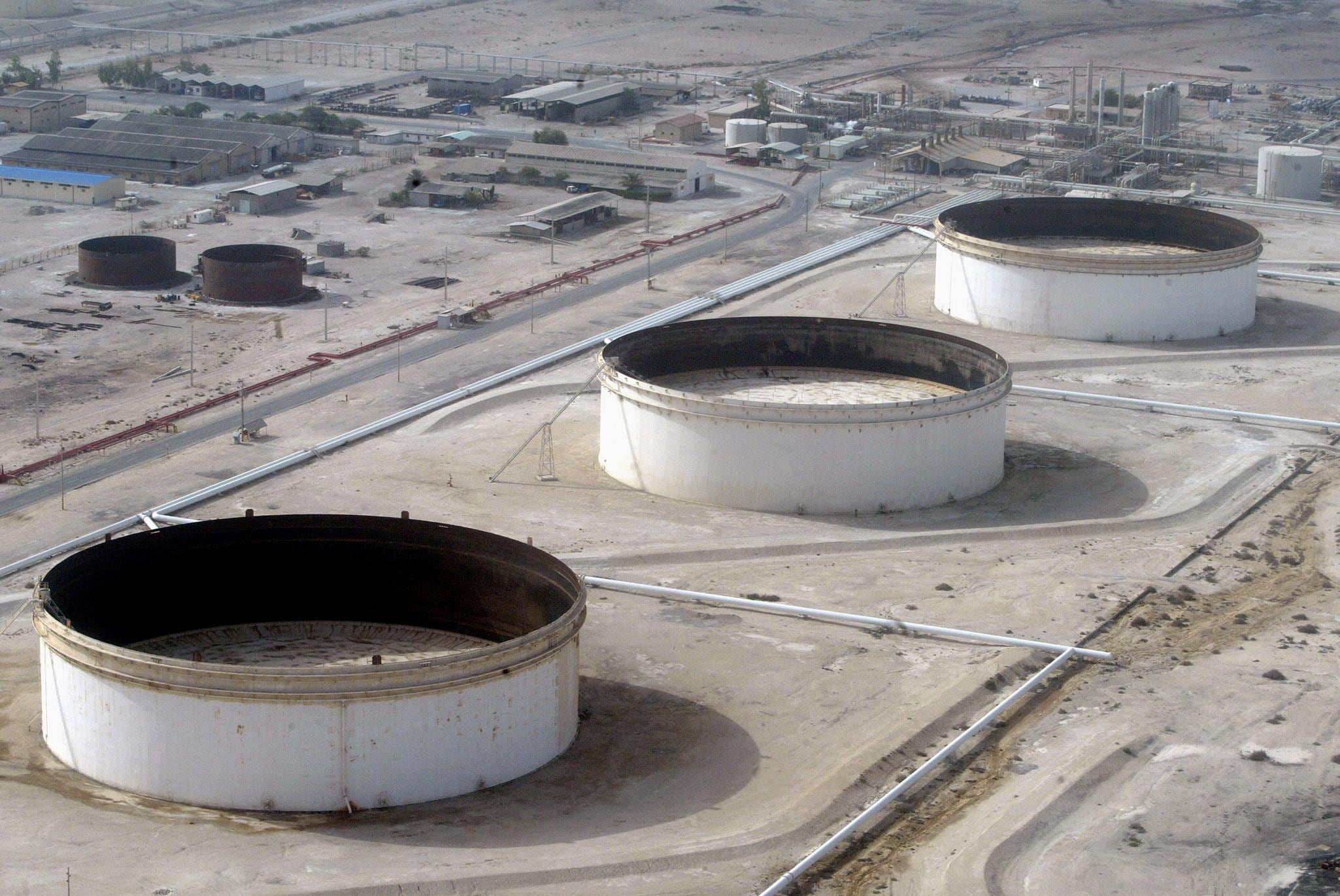 Muelle de la refinería de petróleo de Lavan, en la isla de Lavan, en Irán. (Foto de Behrouz MEHRI / AFP).