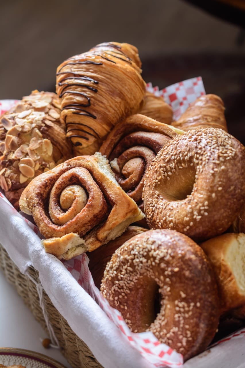 Existe el cream tea que es el scone (panecillos crujientes por fuera y suaves por dentro) con crema cuajada y mermelada de fresa.